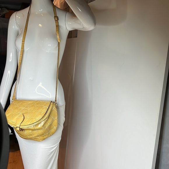 Meyers Croc Embossed Leather Mustard Yellow Crossbody Top Flap Feed Bag Purse - Picture 2 of 16